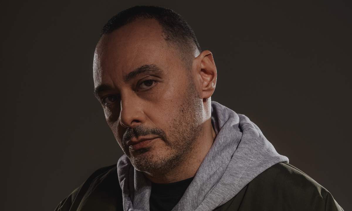 Fabri Fibra in un ritratto promozionale per il singolo Goya con i Pinguini Tattici Nucleari