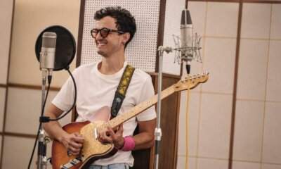 Folcast sorride con la chitarra in uno studio di registrazione