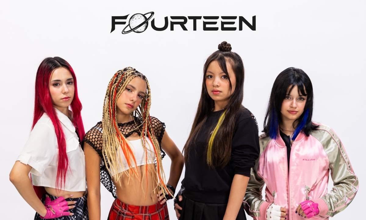Le quattro componenti dei Fourteen, Viola, Sofy, Cahaya e Deegee, in posa sotto il logo della band k-pop italiana