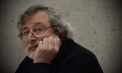 Francesco Guccini, cantautore, ritratto con il mento appoggiato alla mano