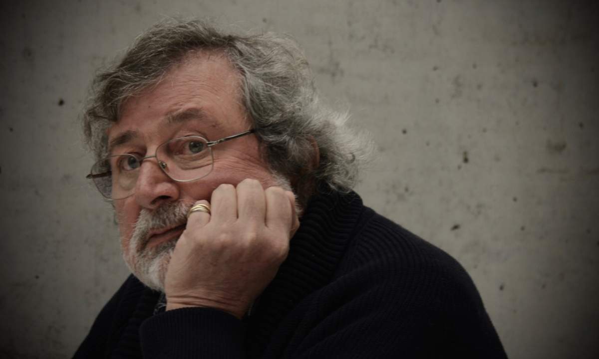 Francesco Guccini, cantautore, ritratto con il mento appoggiato alla mano