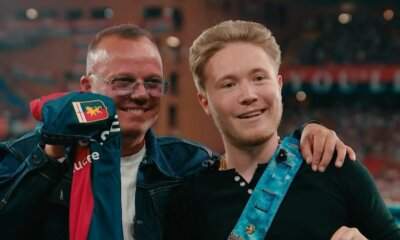 Gigi D'Alessio e Alfa sorridono allo stadio Ferraris
