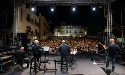 Il pubblico del Kaulonia Tarantella Festival in Piazza Mese durante un concerto