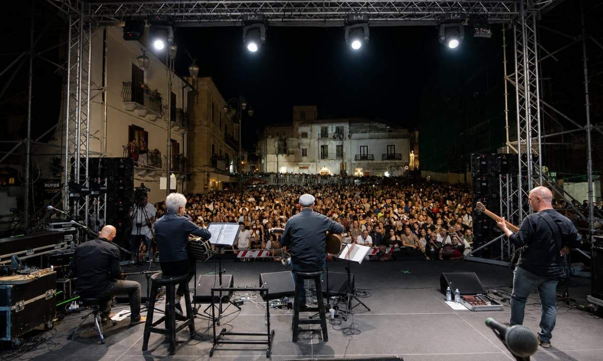 Il pubblico del Kaulonia Tarantella Festival in Piazza Mese durante un concerto