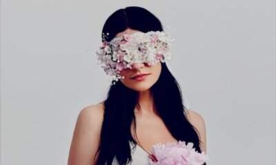 Laura Pausini in una foto pubblicata su Instagram, con velo di pizzo e fiori sugli occhi, nei giorni dell'annuncio di Quanno Chiove con Sandy