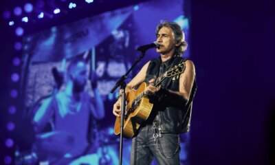 Luciano Ligabue sul palco con la chitarra durante un concerto