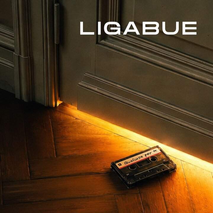 Copertina del singolo Qualcosa per te di Luciano Ligabue, con una musicassetta a terra