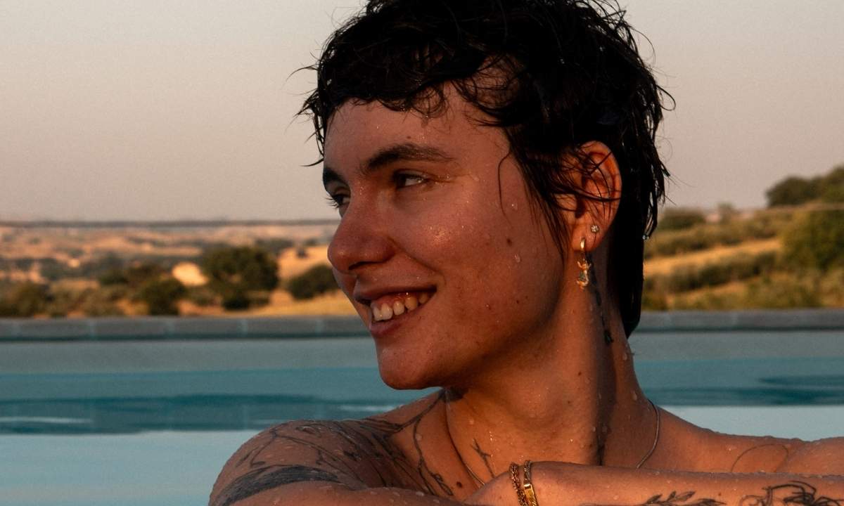 Madame in un ritratto a bordo piscina al tramonto, per la news sul trailer di Nessun dolore