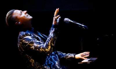 Matthew Lee al pianoforte durante uno spettacolo del tour The Piano Odyssey