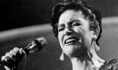 Mia Martini canta dal vivo con il microfono in mano, foto in bianco e nero