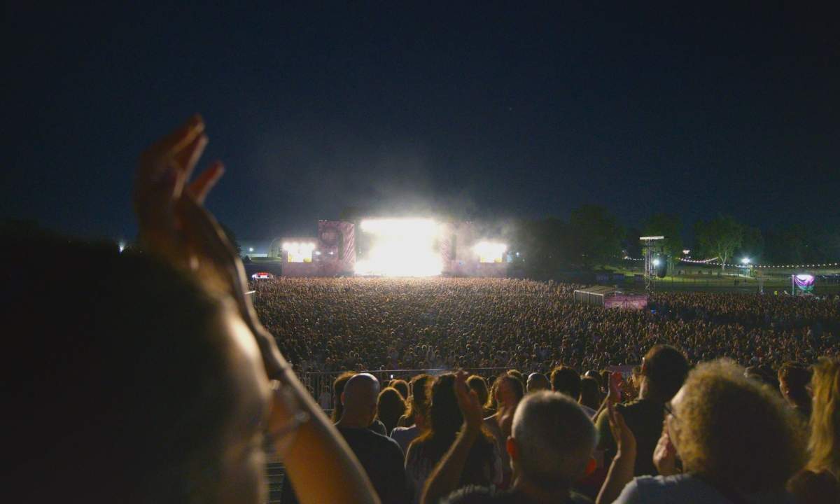 Il pubblico davanti al palco illuminato del Parco della Musica di Milano, a Segrate, durante un concerto della stagione estiva 2026