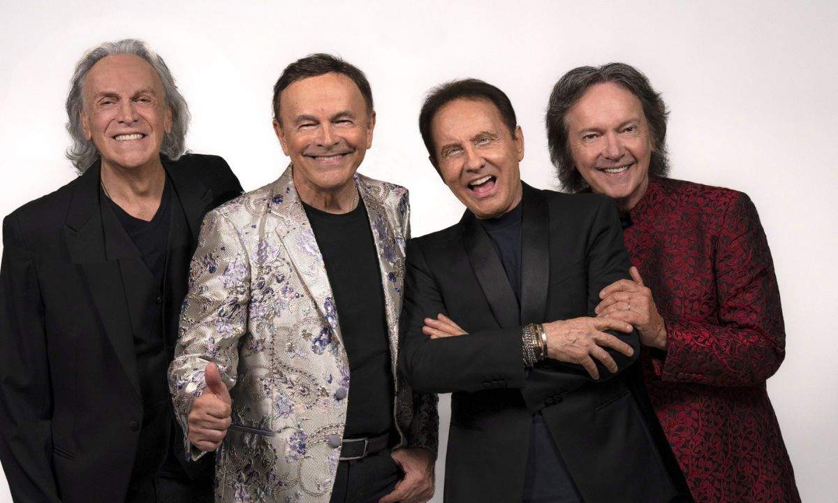 I Pooh in posa sorridenti, foto ufficiale della band