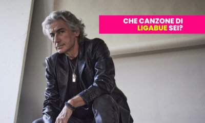 Luciano Ligabue seduto con giacca di pelle nera, copertina del test "Quale canzone di Ligabue sei?" di All Music Italia