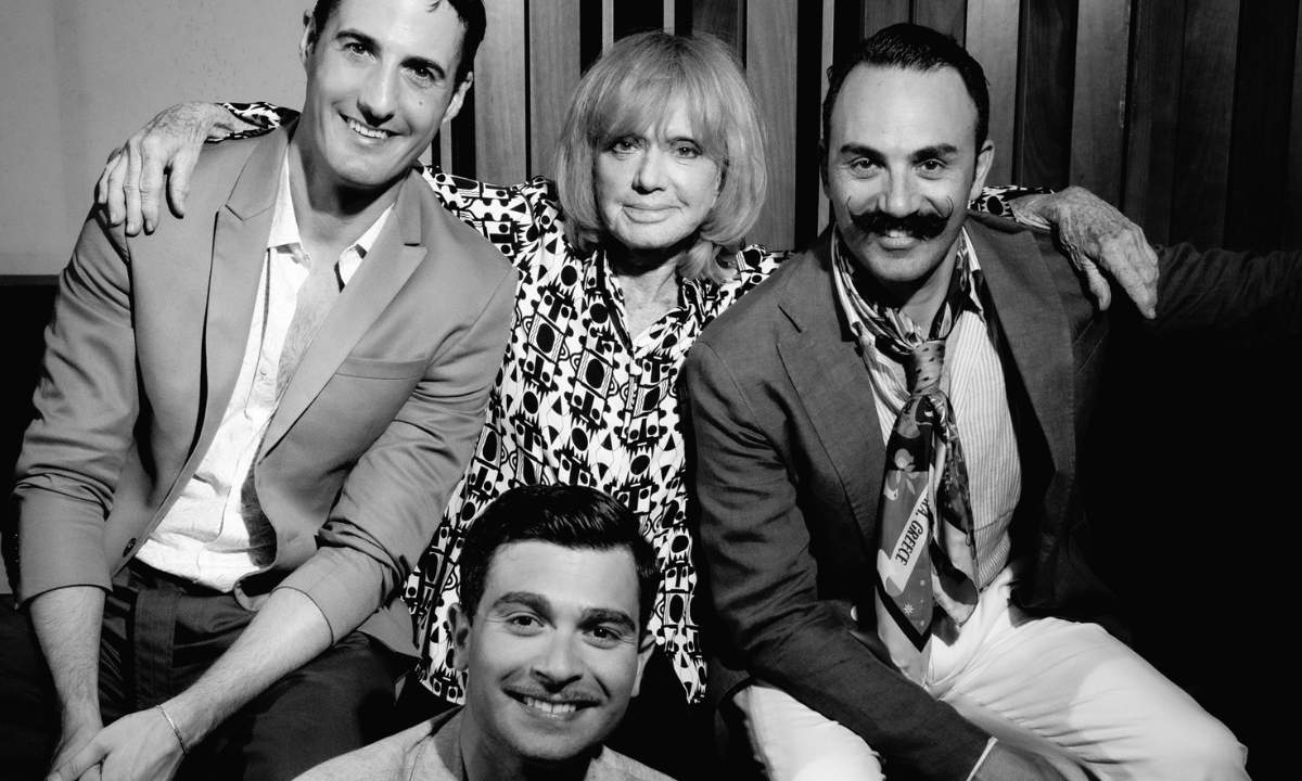 Rita Pavone con il trio vocale di The Italian Society in studio di registrazione