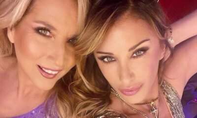 Jo Squillo e Sabrina Salerno insieme in un primo piano, interpreti di Siamo donne a Sanremo 1991