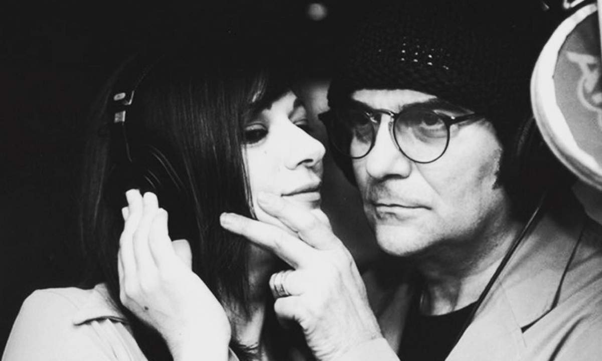 Mariella Nava e Renato Zero con le cuffie in studio di registrazione, in una foto in bianco e nero
