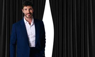 Stefano De Martino, direttore artistico di Sanremo Giovani 2026, tra le quinte del palco