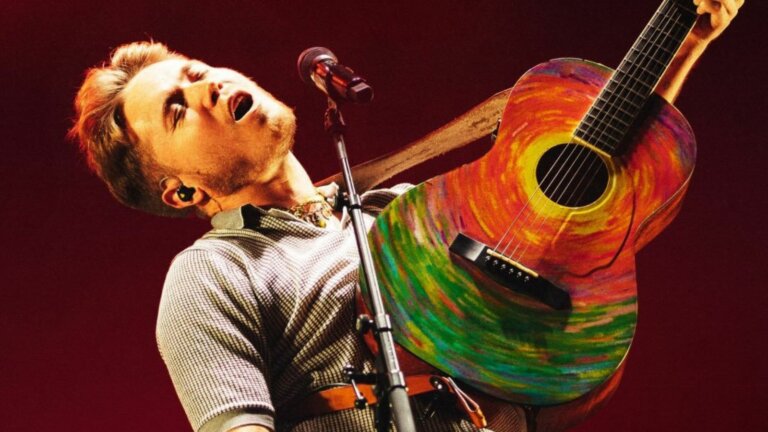 Alfa in concerto con la chitarra acustica: il cantautore ha annunciato il nuovo album Tempo al tempo