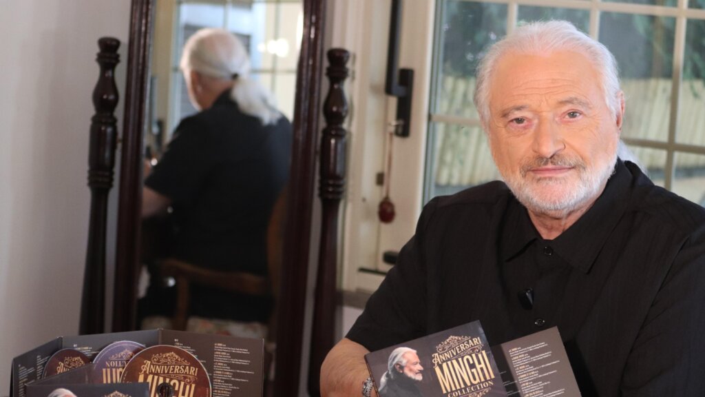 Amedeo Minghi con il triplo CD Anniversari Collection per i suoi 60 anni di carriera