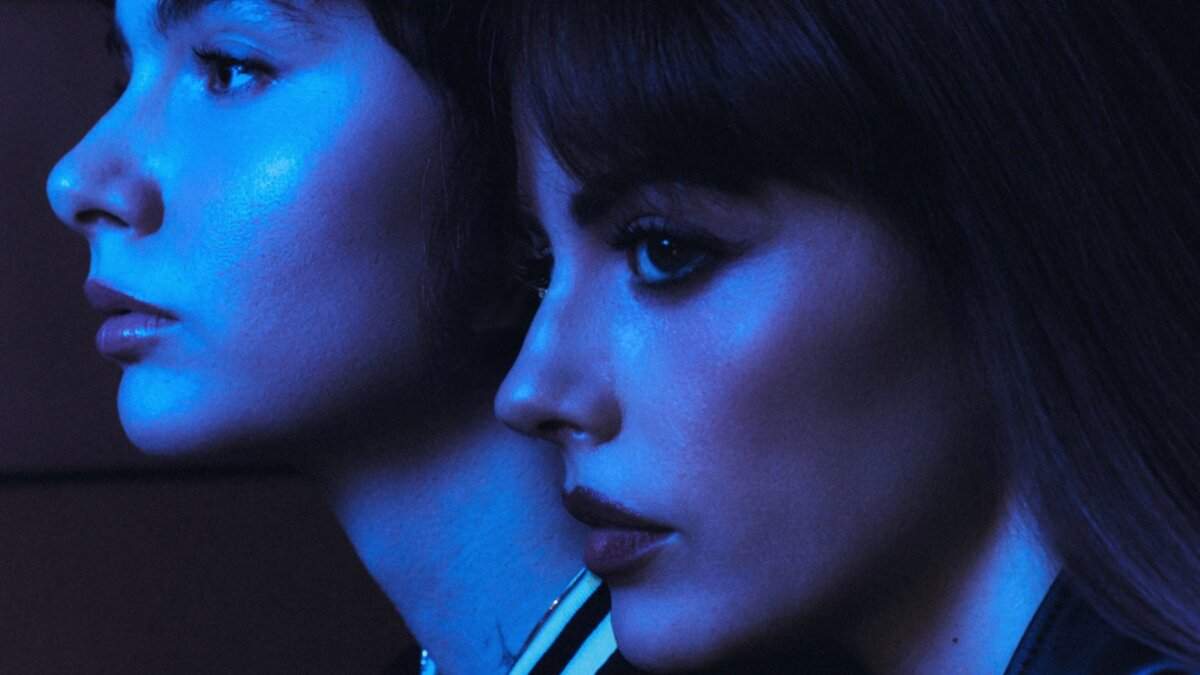 Annalisa e Madame di profilo sotto una luce blu, foto del singolo Amica