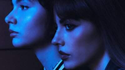 Annalisa e Madame di profilo sotto una luce blu, foto del singolo Amica