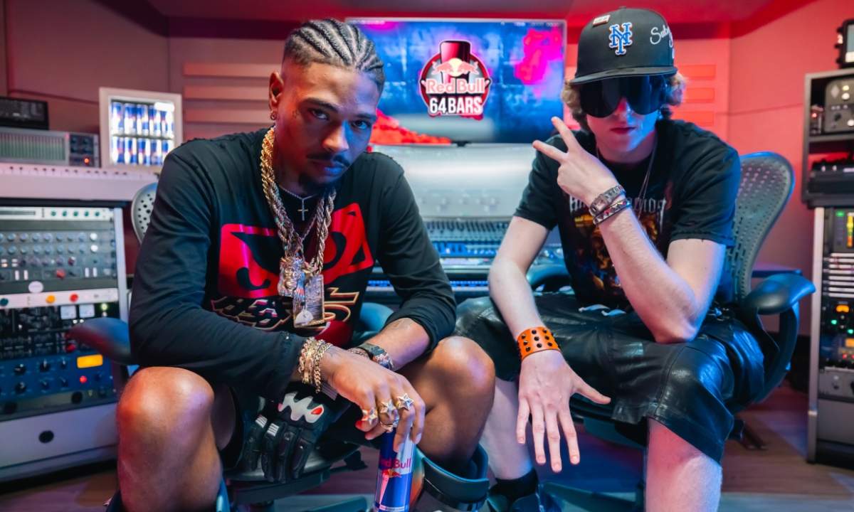 Artie 5ive in studio di registrazione con un collaboratore, logo Red Bull 64 Bars sullo schermo