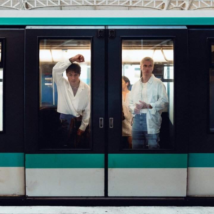 Benji & Fede, copertina dell'album Quando viaggi da sola, in metro a Parigi