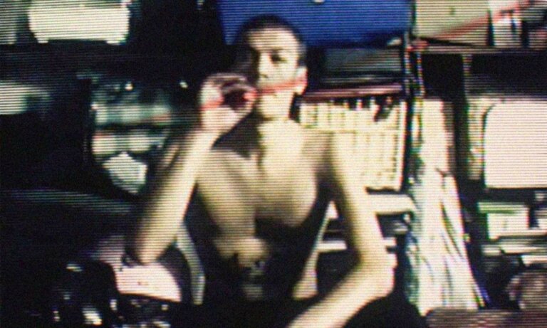 Blanco a torso nudo in un fermo immagine con effetto VHS