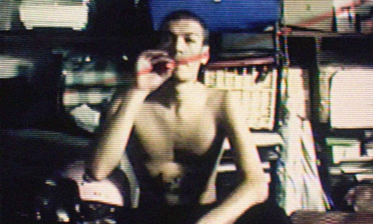 Blanco a torso nudo in un fermo immagine con effetto VHS