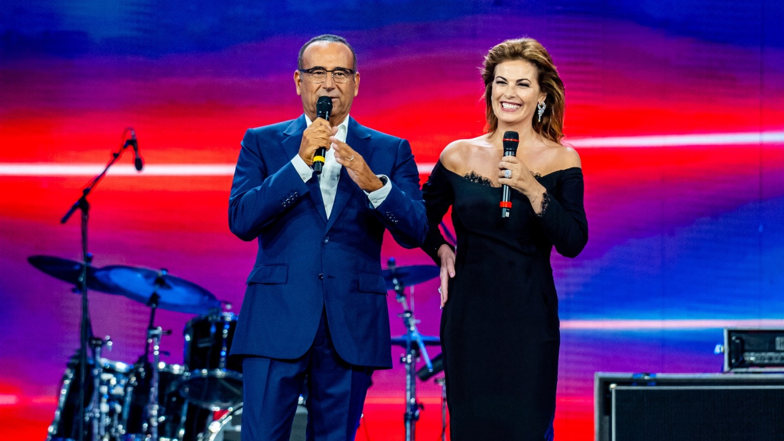 Carlo Conti e Vanessa Incontrada sul palco dei Music Awards 2026 all'Arena di Verona