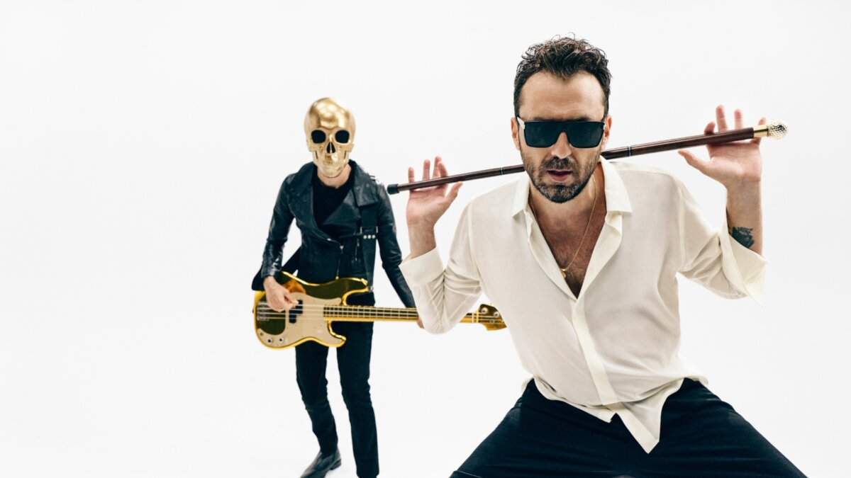 Cesare Cremonini con SIG, il personaggio dal teschio dorato, per il singolo Paparazzi