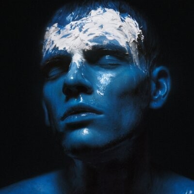 La copertina dell'album La tavola dell'umore di Chris Nolan: il suo volto dipinto di blu, a occhi chiusi, con una pasta bianca sulla fronte