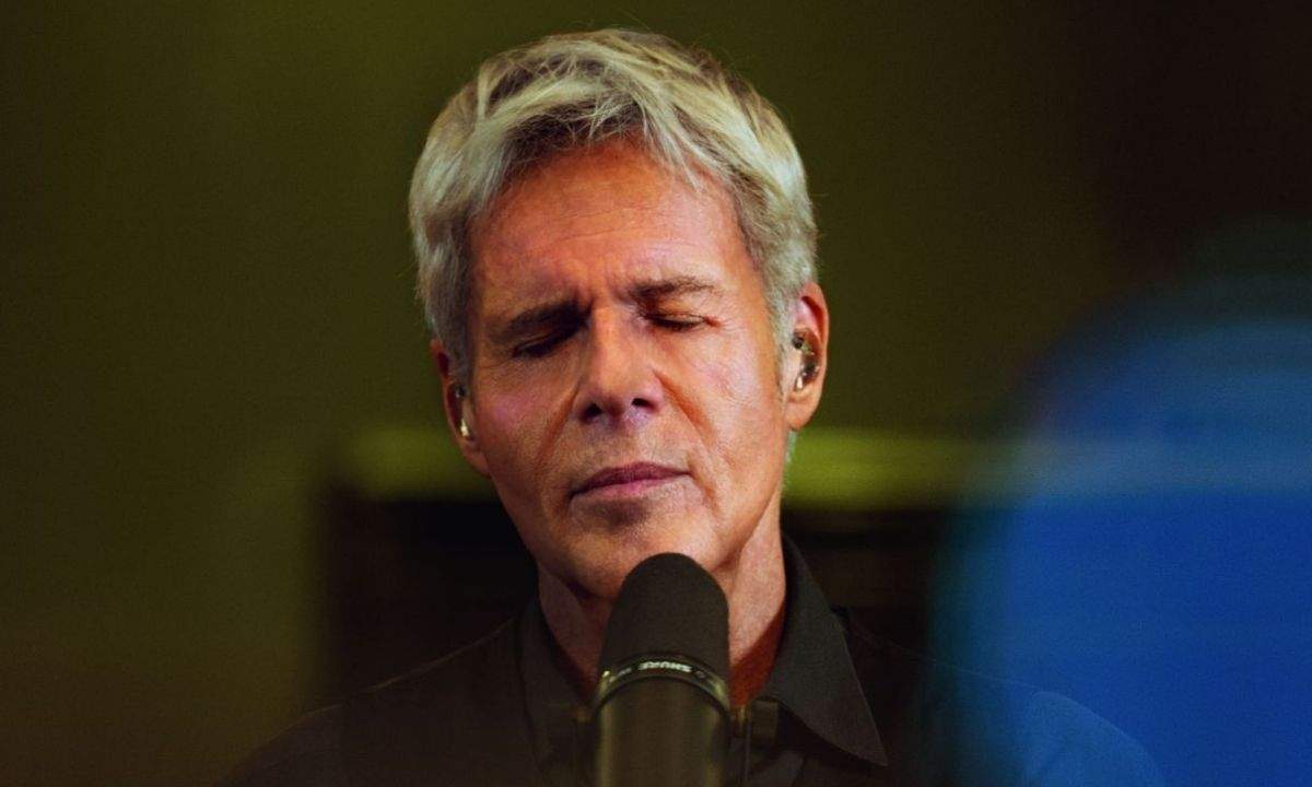 Claudio Baglioni canta al microfono a occhi chiusi, foto di Toni Thorimbert