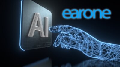 Il logo EarOne accanto alla scritta AI e a una mano digitale, per la policy sull'intelligenza artificiale nella classifica radio