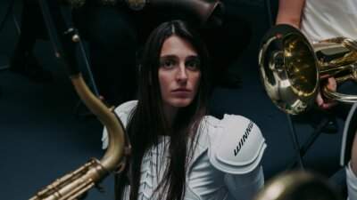 Emma Nolde durante un'esibizione dal vivo con i fiati della band