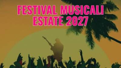 Festival musicali estate 2027 in Italia, la guida: folla e chitarrista in controluce al tramonto