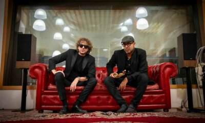Filippo Perbellini e Francesco Montisano in studio di registrazione, con Montisano che tiene in mano un premio a forma di sassofono