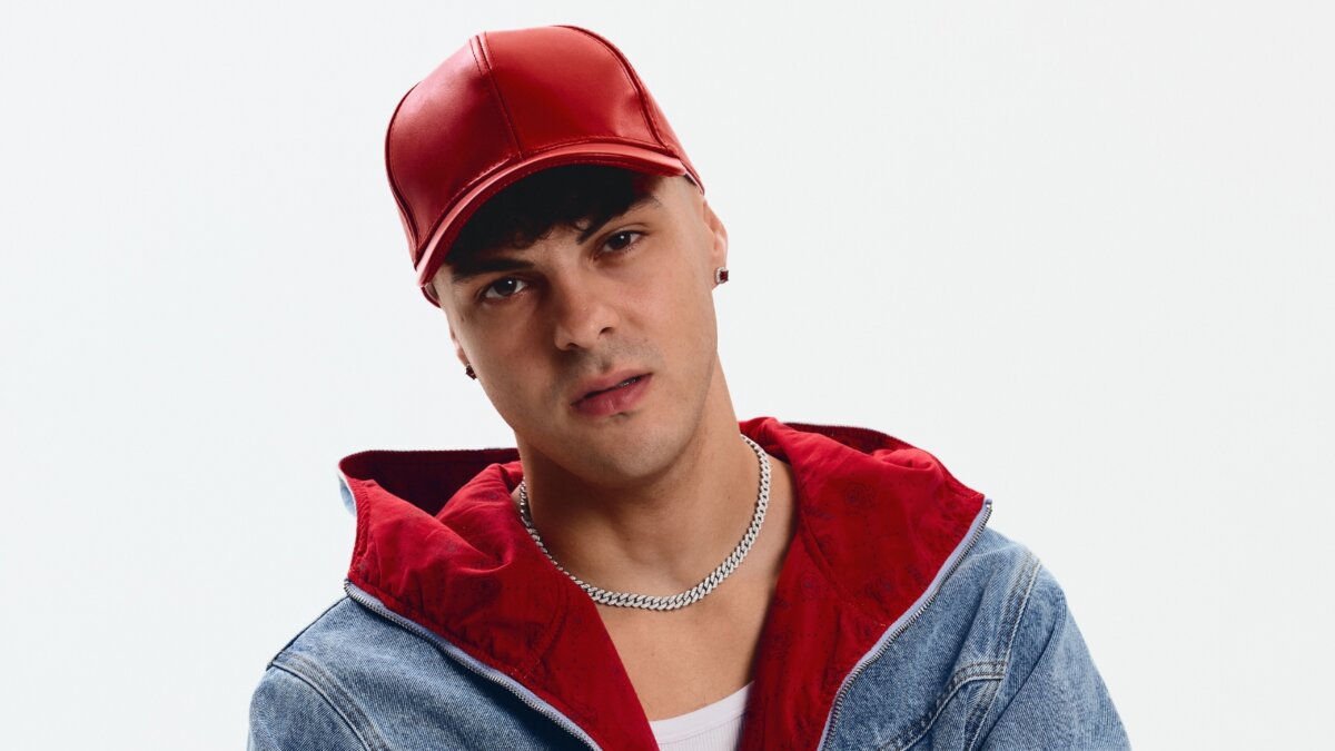 Flaco G con cappellino rosso e giacca di jeans nella foto promozionale del singolo SENZA IMPEGNO con Guè