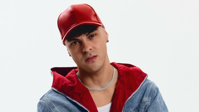 Flaco G con cappellino rosso e giacca di jeans nella foto promozionale del singolo SENZA IMPEGNO con Guè