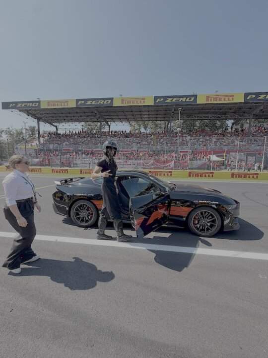 Ghali in tuta da pilota per un hot lap al Gran Premio di Monza