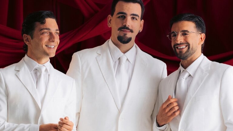 Il Volo, Piero Barone, Ignazio Boschetto e Gianluca Ginoble in abito bianco, nella foto promozionale dell'album Our Christmas