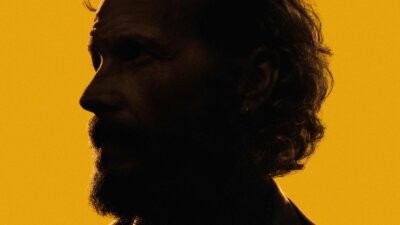 Jovanotti in controluce su sfondo giallo nell'immagine del film Lorenzo, in anteprima alla Festa del Cinema di Roma