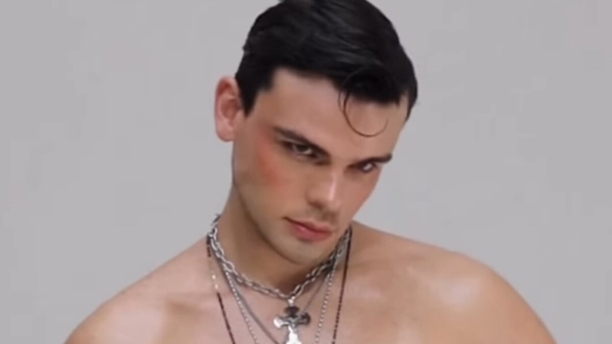 Klem, cantautore di Marcianise, in una foto promozionale a torso nudo con collane a catena e croce
