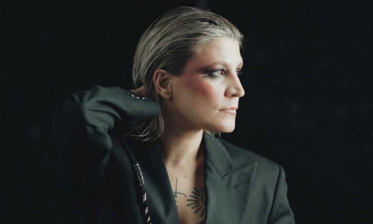 Laura Bono in un primo piano di profilo, foto promozionale del singolo Luna Park