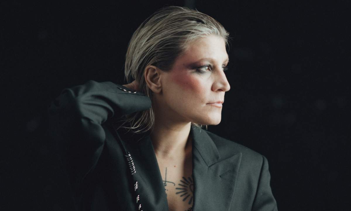 Laura Bono in un primo piano di profilo, foto promozionale del singolo Luna Park