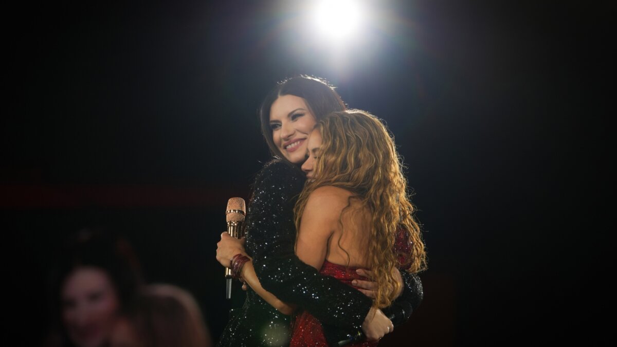 Laura Pausini e Shakira si abbracciano sul palco a Madrid