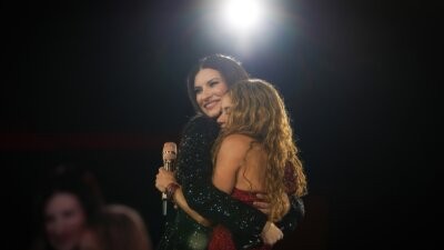 Laura Pausini e Shakira si abbracciano sul palco a Madrid
