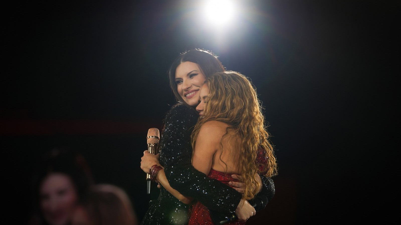 Laura Pausini e Shakira si abbracciano sul palco a Madrid