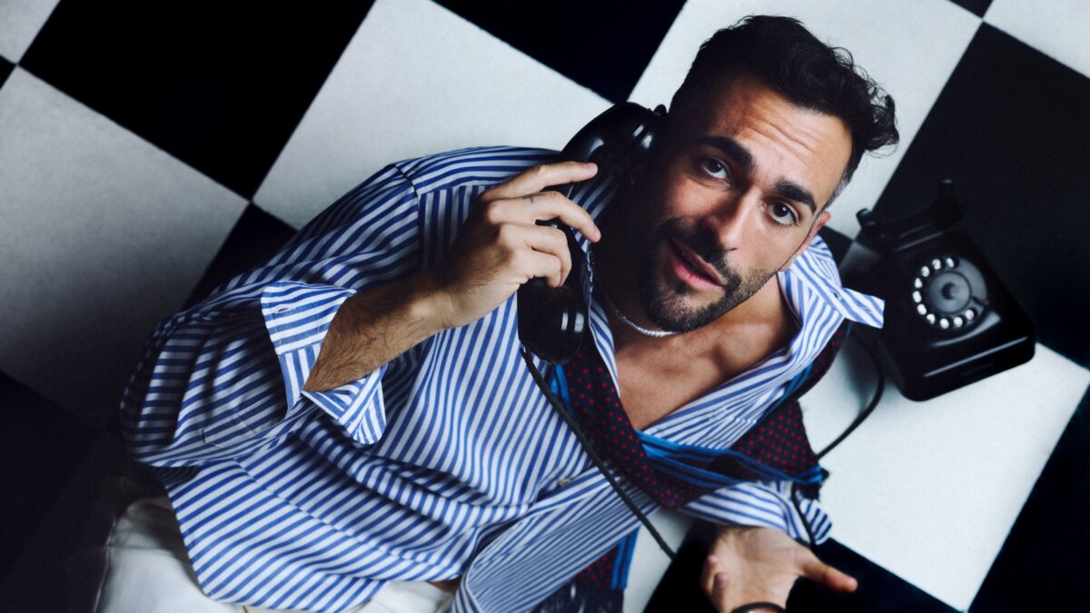 Marco Mengoni con una cornetta telefonica accanto a un telefono nero, nel progetto Allo Sbagliato