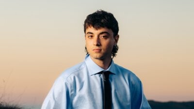 Matsby in camicia e cravatta al tramonto, foto per l'album FUORICORSO